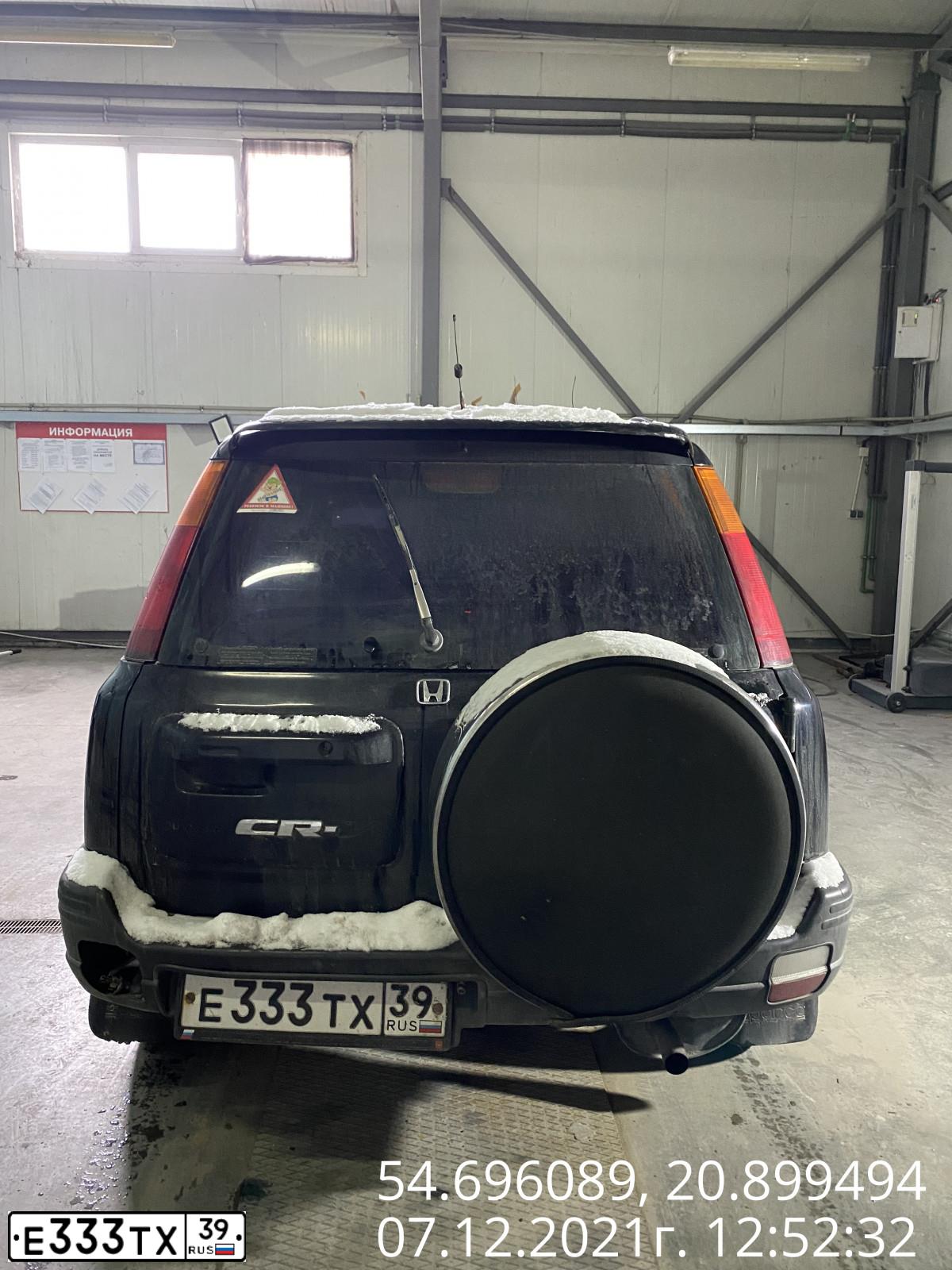 Фото автомобиля HONDA CR-V, 1998 — госномер Е333ТХ39. Цвет: ЧЕРНЫЙ