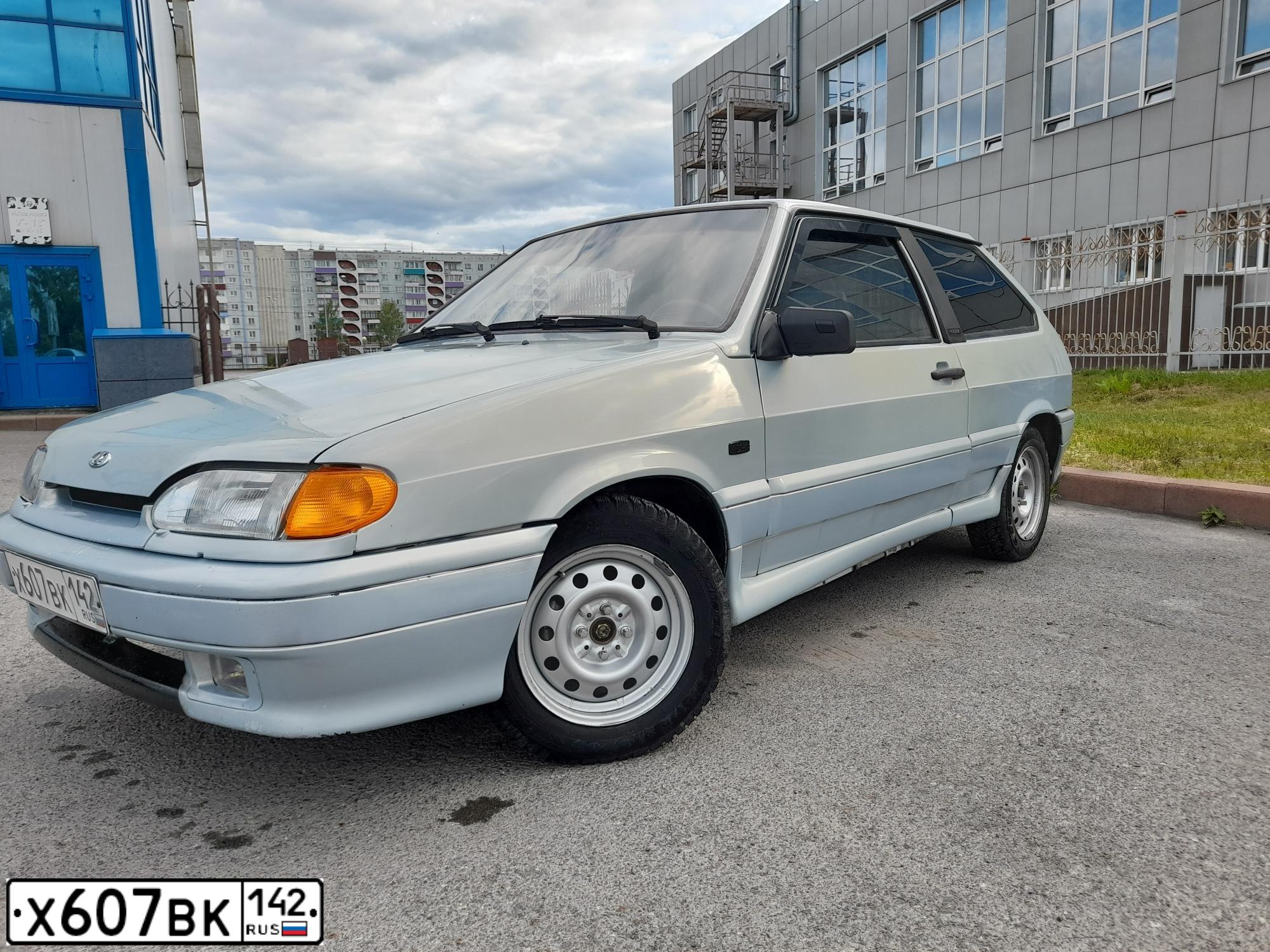 Фото автомобиля LADA 2113 SAMARA, 2007 — госномер Х607ВК142. Цвет: Серебристо-желто-голубой