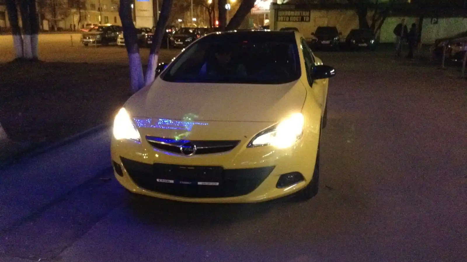 Фото автомобиля OPEL ASTRA, 2013 — госномер Н050ВМ777. Цвет: ЖЕЛТЫЙ