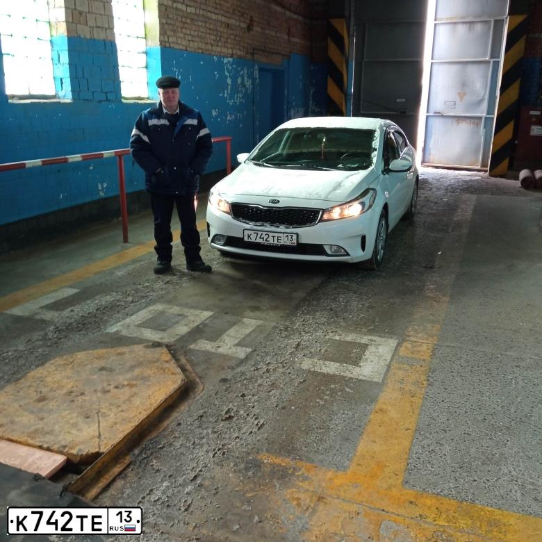 Фото автомобиля KIA CERATO, 2018 — госномер К742ТЕ13. Цвет: БЕЛЫЙ