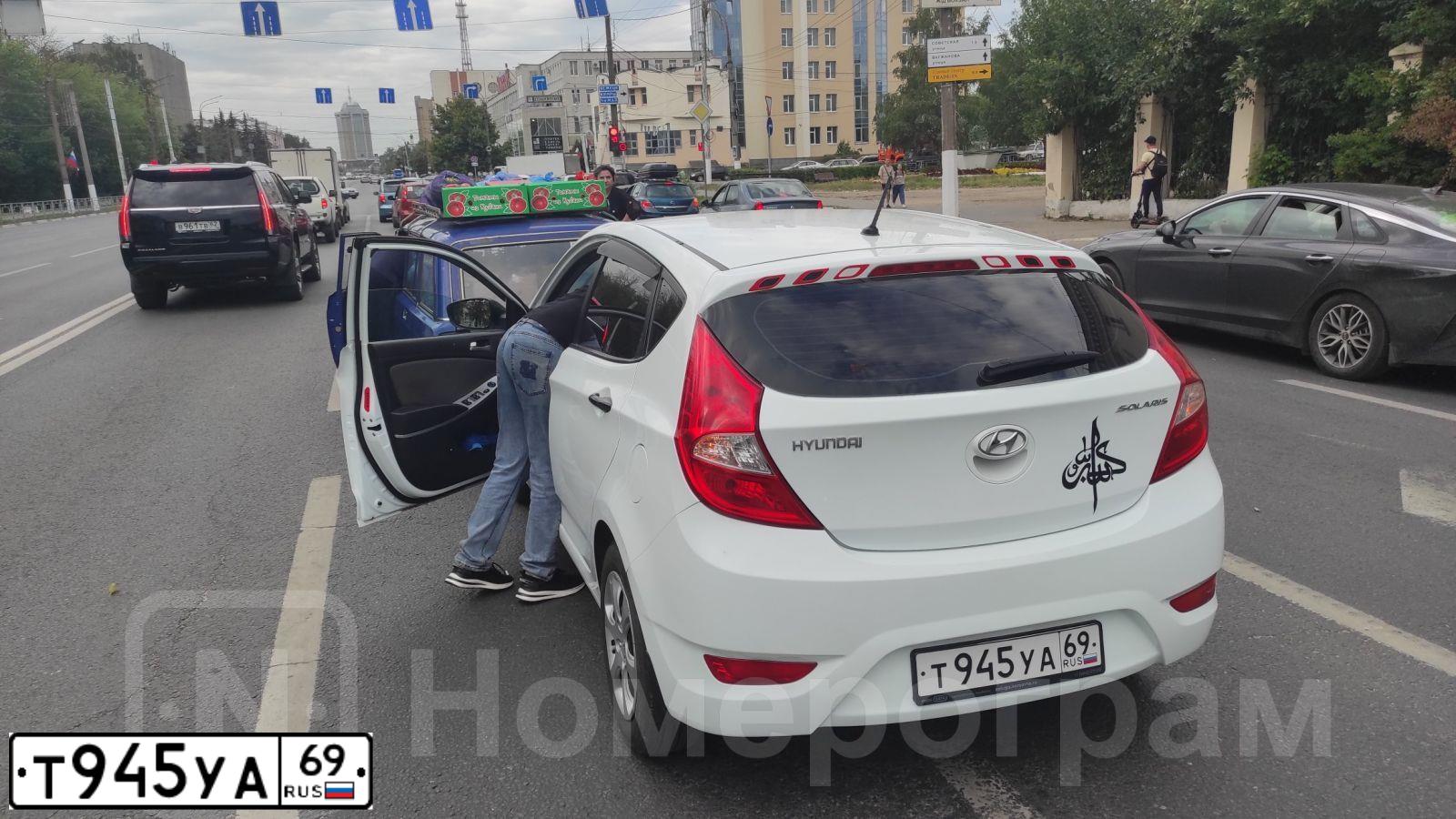 Фото автомобиля HYUNDAI SOLARIS, 2013 — госномер Т945УА69. Цвет: БЕЛЫЙ