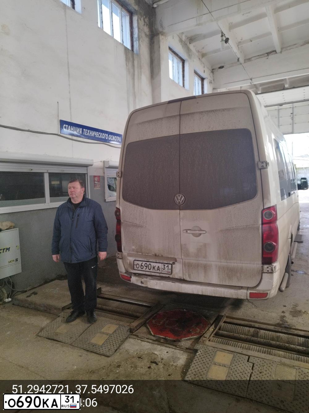 Фото автомобиля VOLKSWAGEN CRAFTER, 2012 — госномер О690КА31. Цвет: Белый