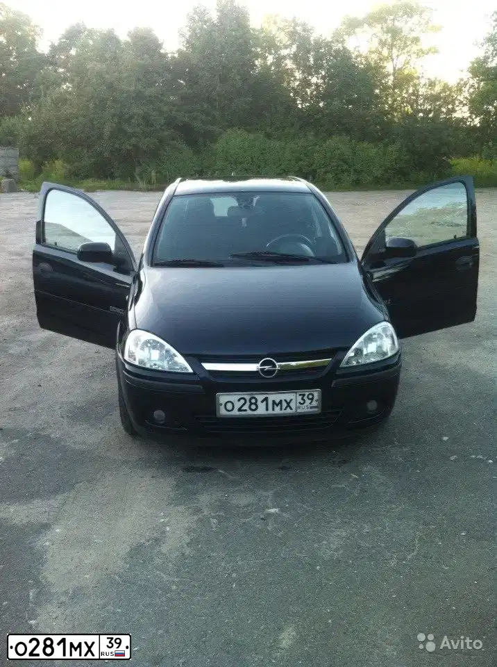 Фото автомобиля OPEL CORSA, 2002 — госномер О281МХ39. Цвет: ЧЕРНЫЙ