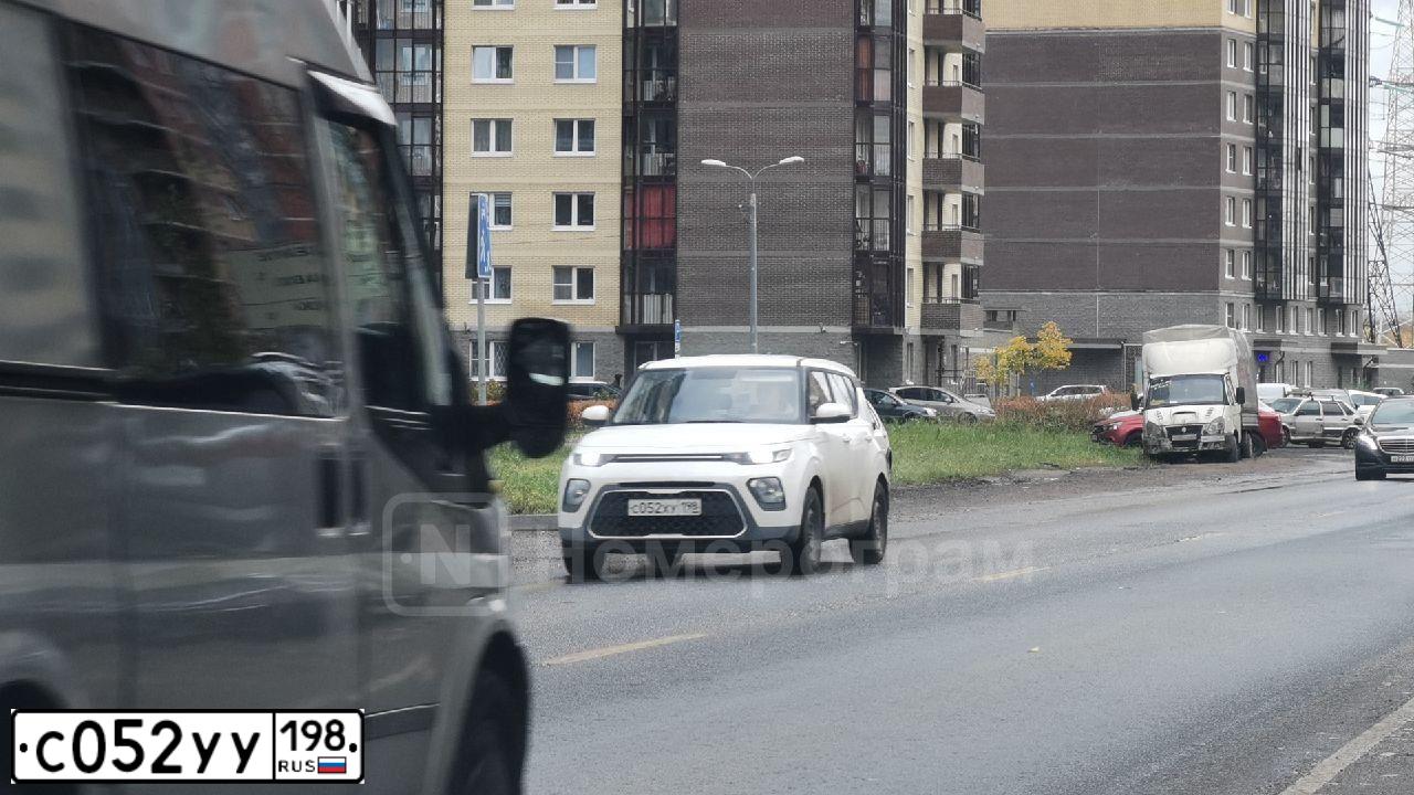 Фото автомобиля MERCEDES C-KLASSE, 2012 — госномер С052УУ198. Цвет: СЕРЫЙ