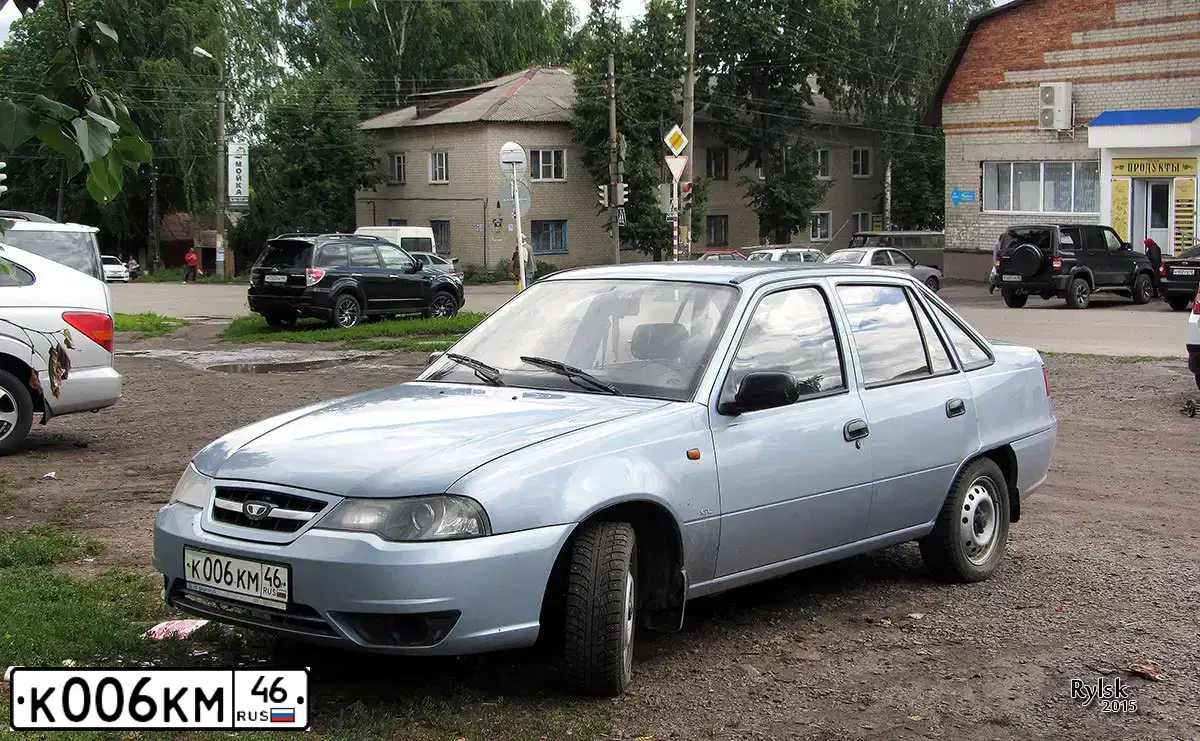Фото автомобиля DAEWOO NEXIA, 2011 — госномер К006КМ46. Цвет: СЕРО-ПЕРЛАМУТРОВЫЙ