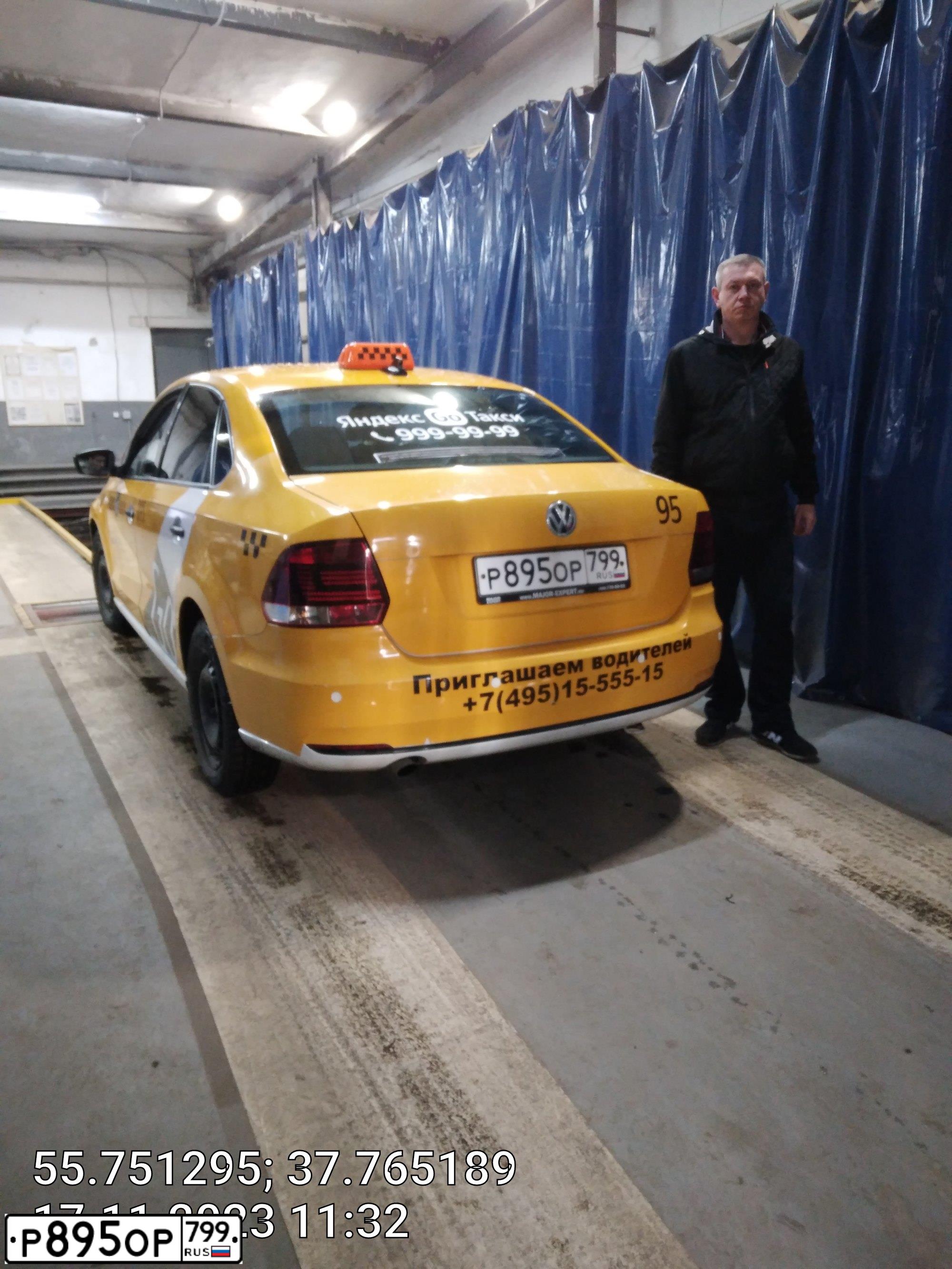 Фото автомобиля VOLKSWAGEN POLO, 2019 — госномер Р895ОР799. Цвет: ЖЁЛТЫЙ
