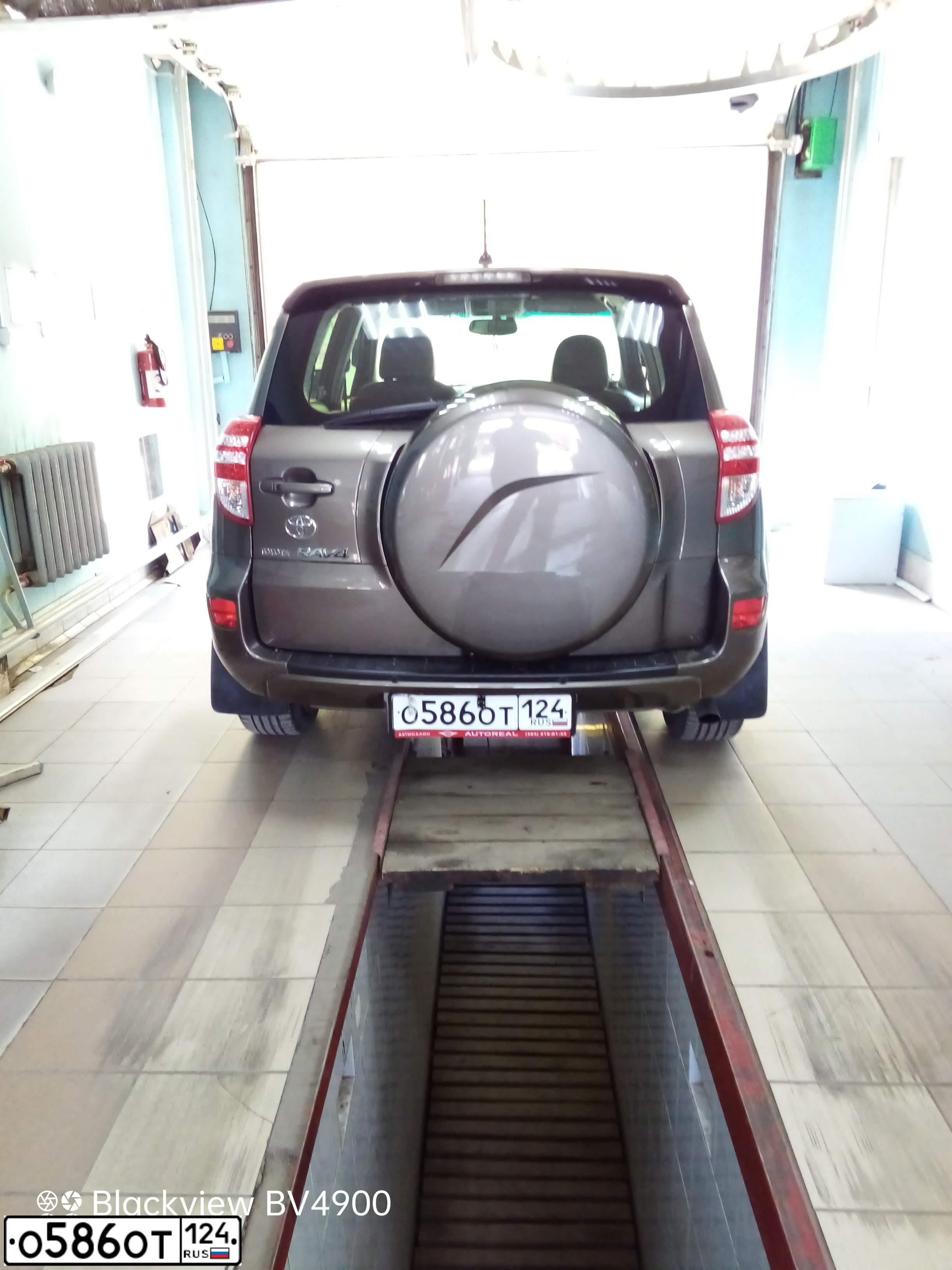 Фото автомобиля TOYOTA RAV4, 2010 — госномер Р060ЕК31. Цвет: бронзовый