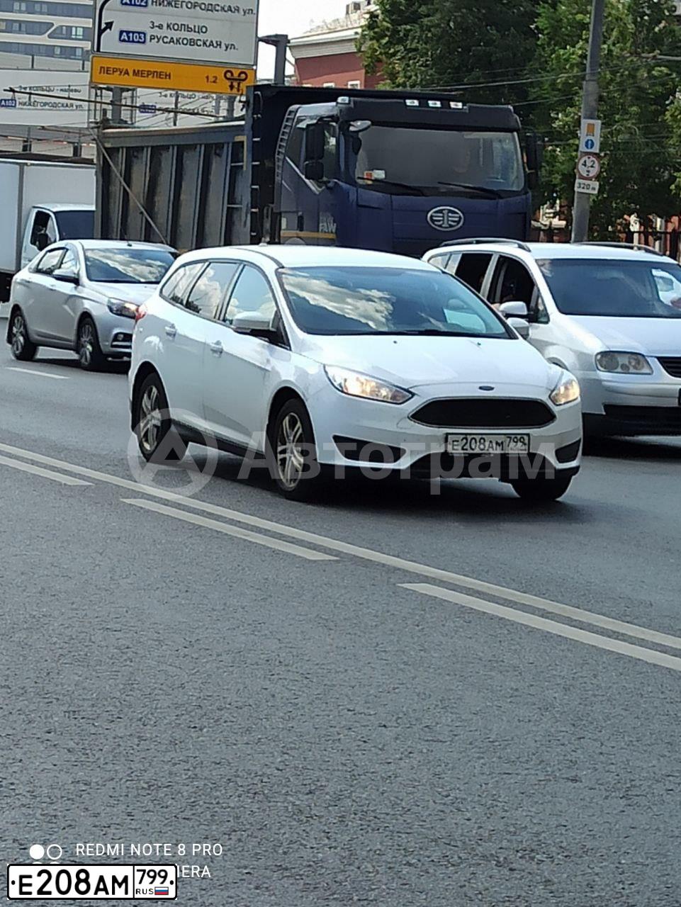 Фото автомобиля FORD FOCUS, 2017 — госномер Е208АМ799. Цвет: БЕЛЫЙ