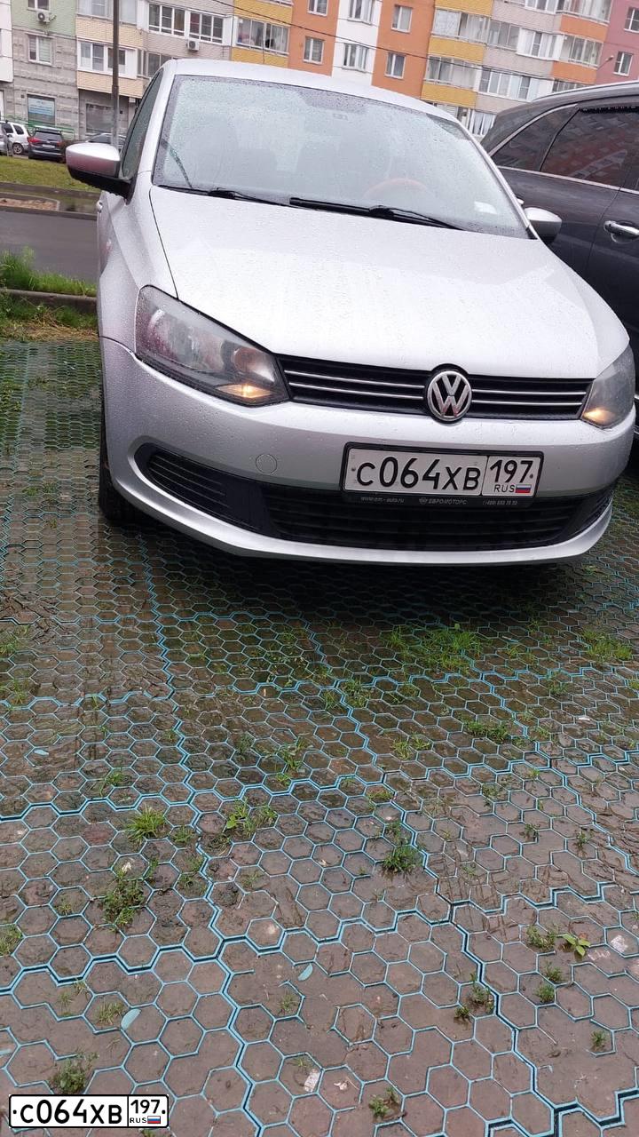 Фото автомобиля VOLKSWAGEN POLO, 2012 — госномер С064ХВ197. Цвет: СЕРЫЙ СВЕТЛЫЙ