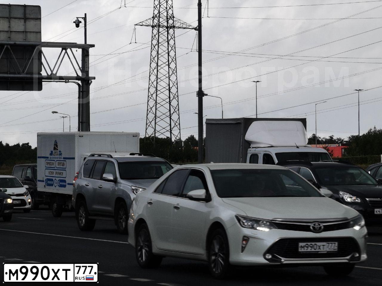 Фото автомобиля TOYOTA CAMRY, 2017 — госномер М990ХТ777. Цвет: БЕЛЫЙ ПЕРЛАМУТР