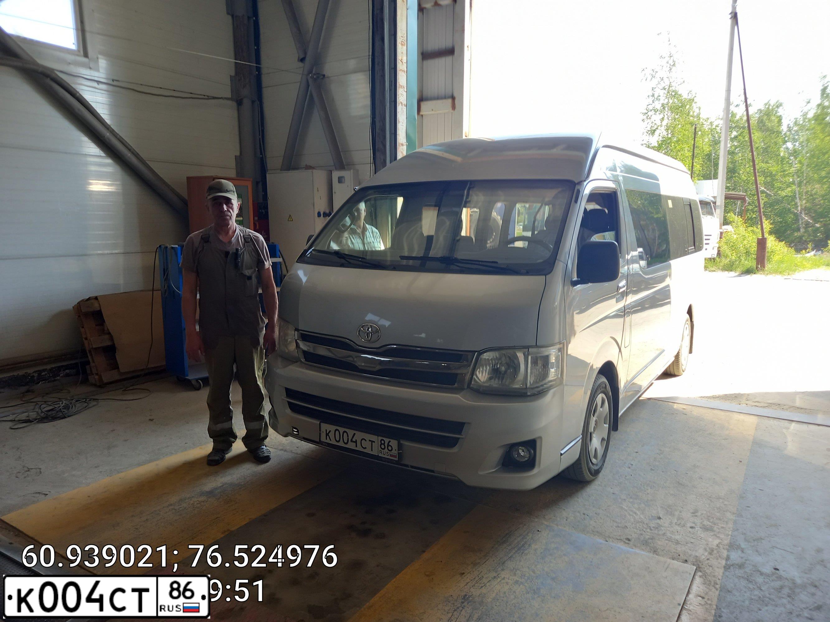 Фото автомобиля TOYOTA HIACE, 2011 — госномер С936НМ14. Цвет: СЕРЕБРИСТЫЙ