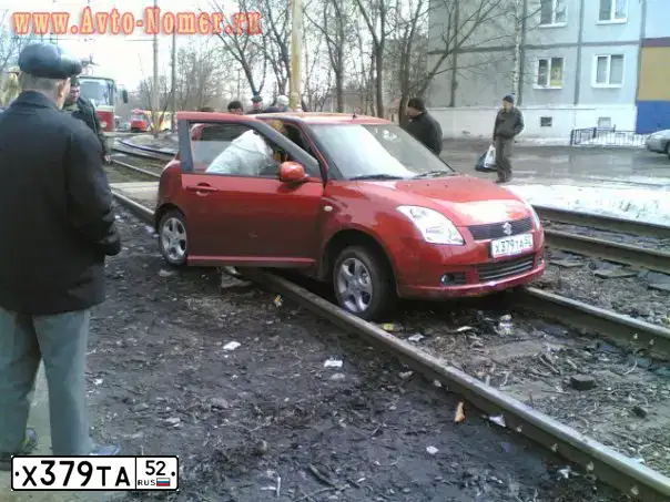 Фото автомобиля SUZUKI SWIFT, 2007 — госномер Х379ТА52. Цвет: Красный