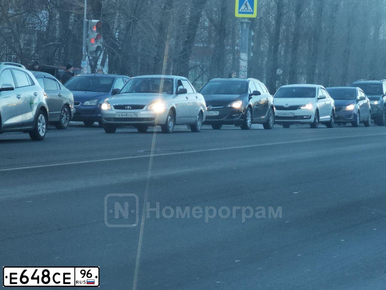 Фото автомобиля LADA 2170 PRIORA, 2010 — госномер Е648СЕ96. Цвет: СВЕТЛО-СЕРЫЙ