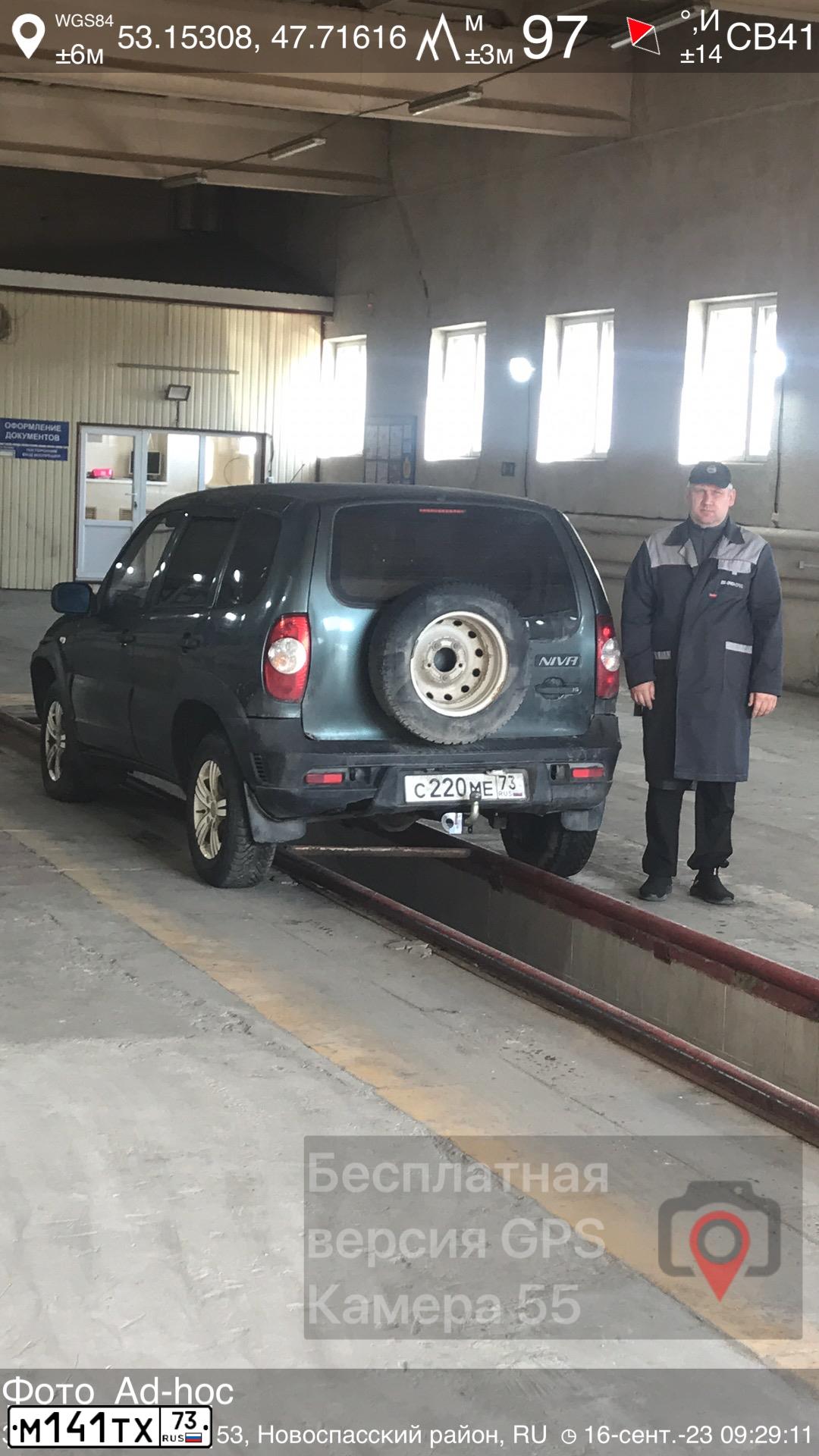 Фото автомобиля CHEVROLET NIVA, 2011 — госномер В344УЕ64. Цвет: темный серо-зеленый металлик