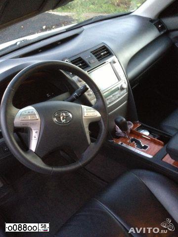 Фото автомобиля TOYOTA CAMRY, 2011 — госномер Т700НТ197. Цвет: Белый