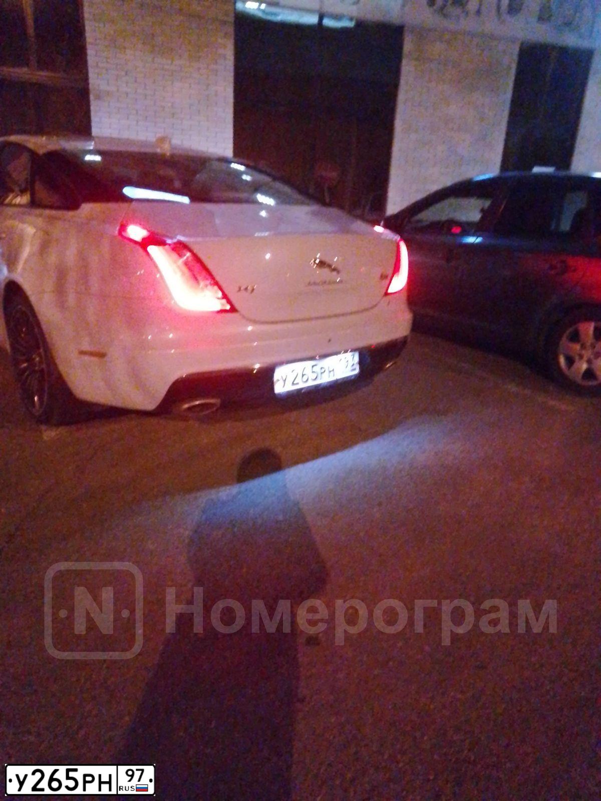 Фото автомобиля FORD FOCUS, 2004 — госномер К460ОВ77. Цвет: БЕЛЫЙ