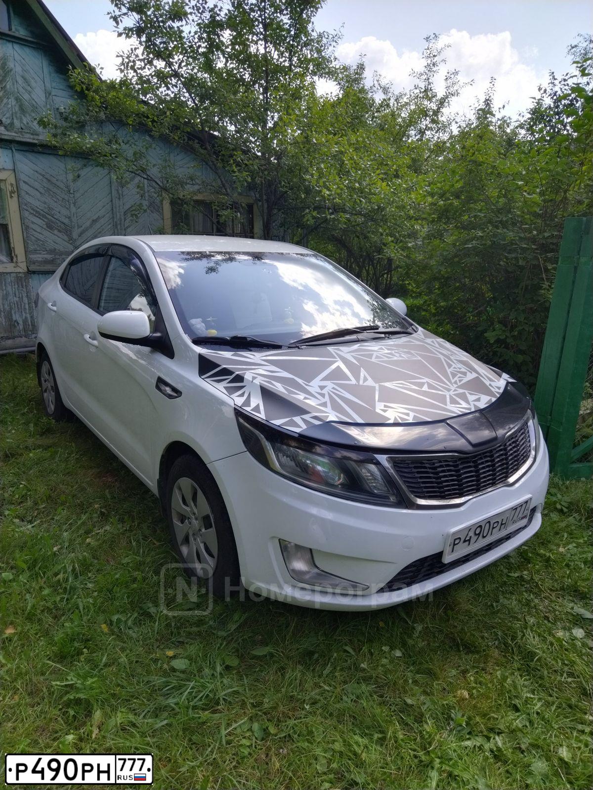 Фото автомобиля KIA RIO, 2013 — госномер Р490РН777. Цвет: Белый