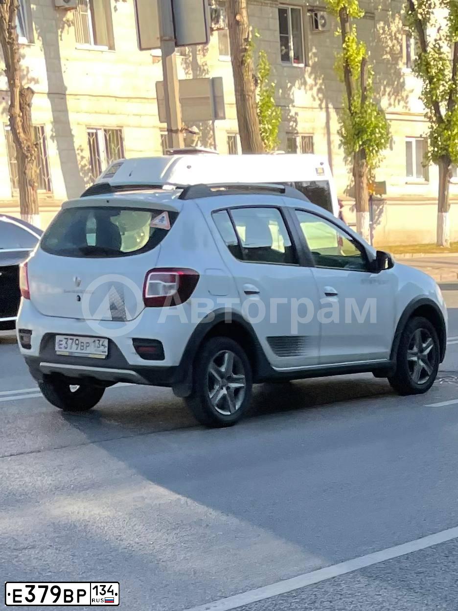 Фото автомобиля RENAULT SANDERO, 2017 — госномер Е379ВР134. Цвет: БЕЛЫЙ