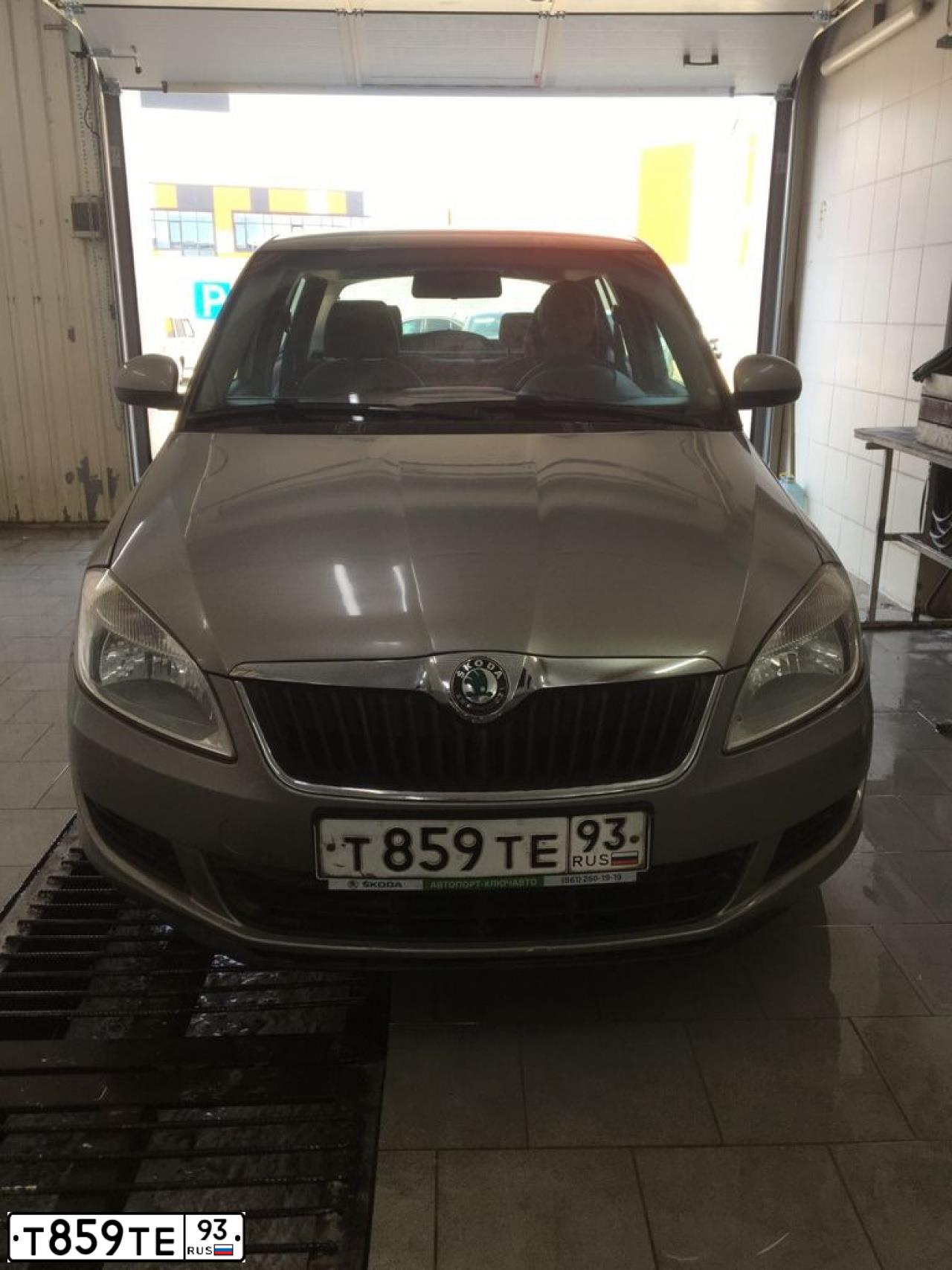 Фото автомобиля SKODA FABIA, 2010 — госномер Т859ТЕ93. Цвет: СЕРЫЙ