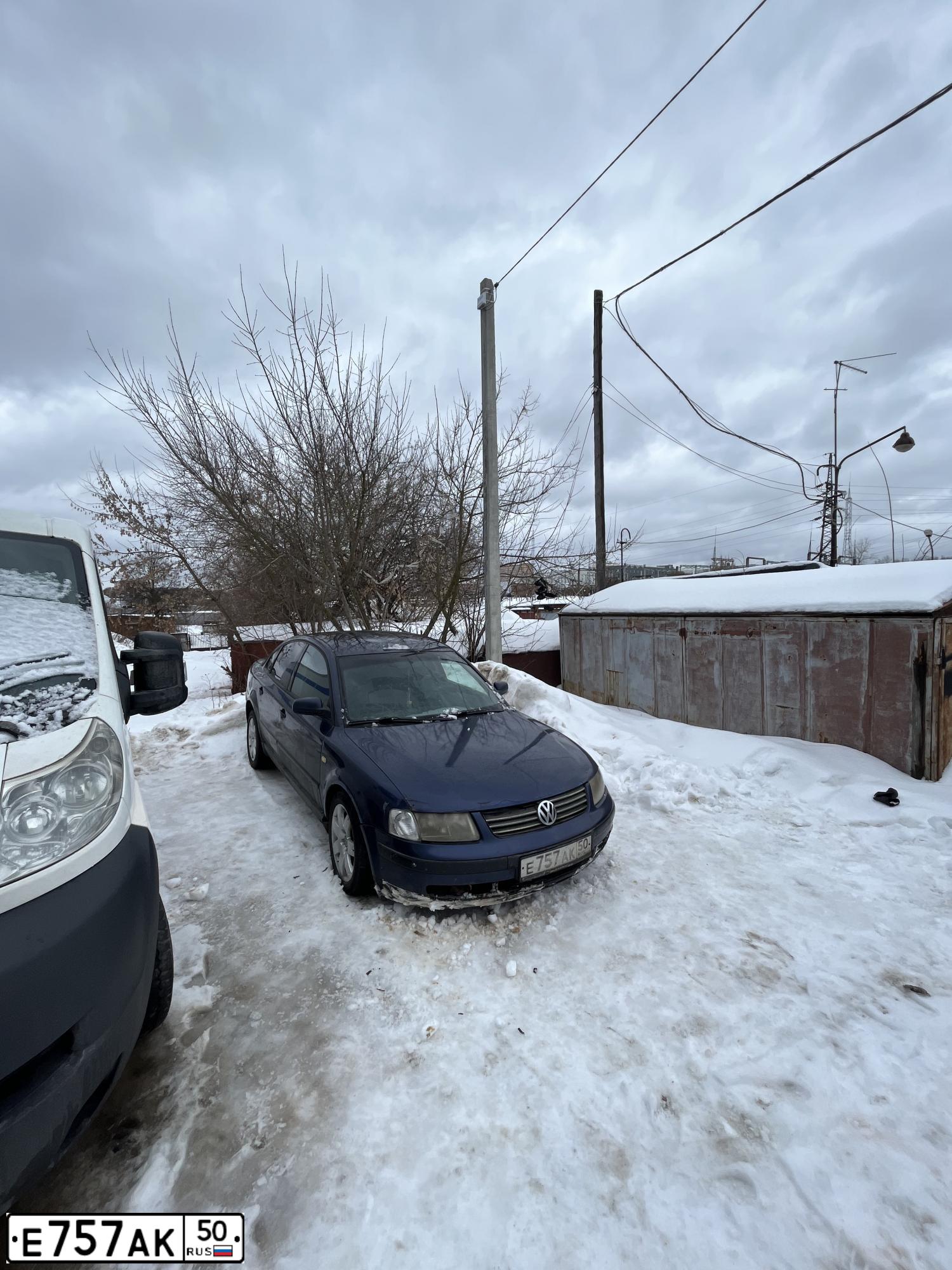 Фото автомобиля VOLKSWAGEN PASSAT, 1999 — госномер Р833СУ186. Цвет: синий