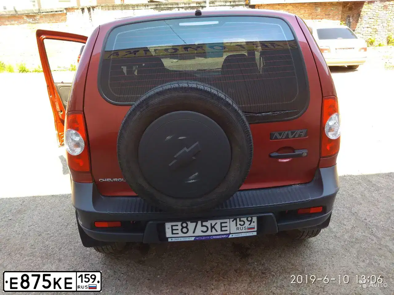 Фото автомобиля CHEVROLET NIVA, 2013 — госномер Н354СЕ57. Цвет: Ярко-красный металлик