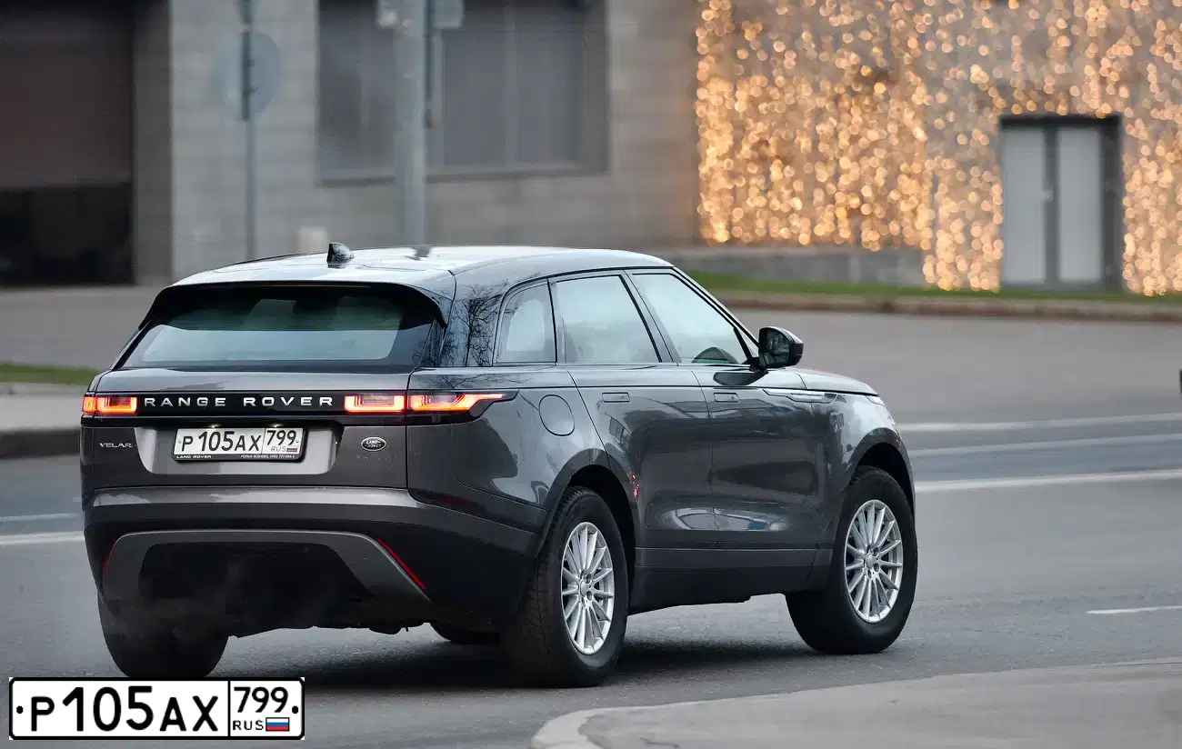 Фото автомобиля LANDROVER RANGE ROVER VELAR, 2017 — госномер Р105АХ799. Цвет: Серый
