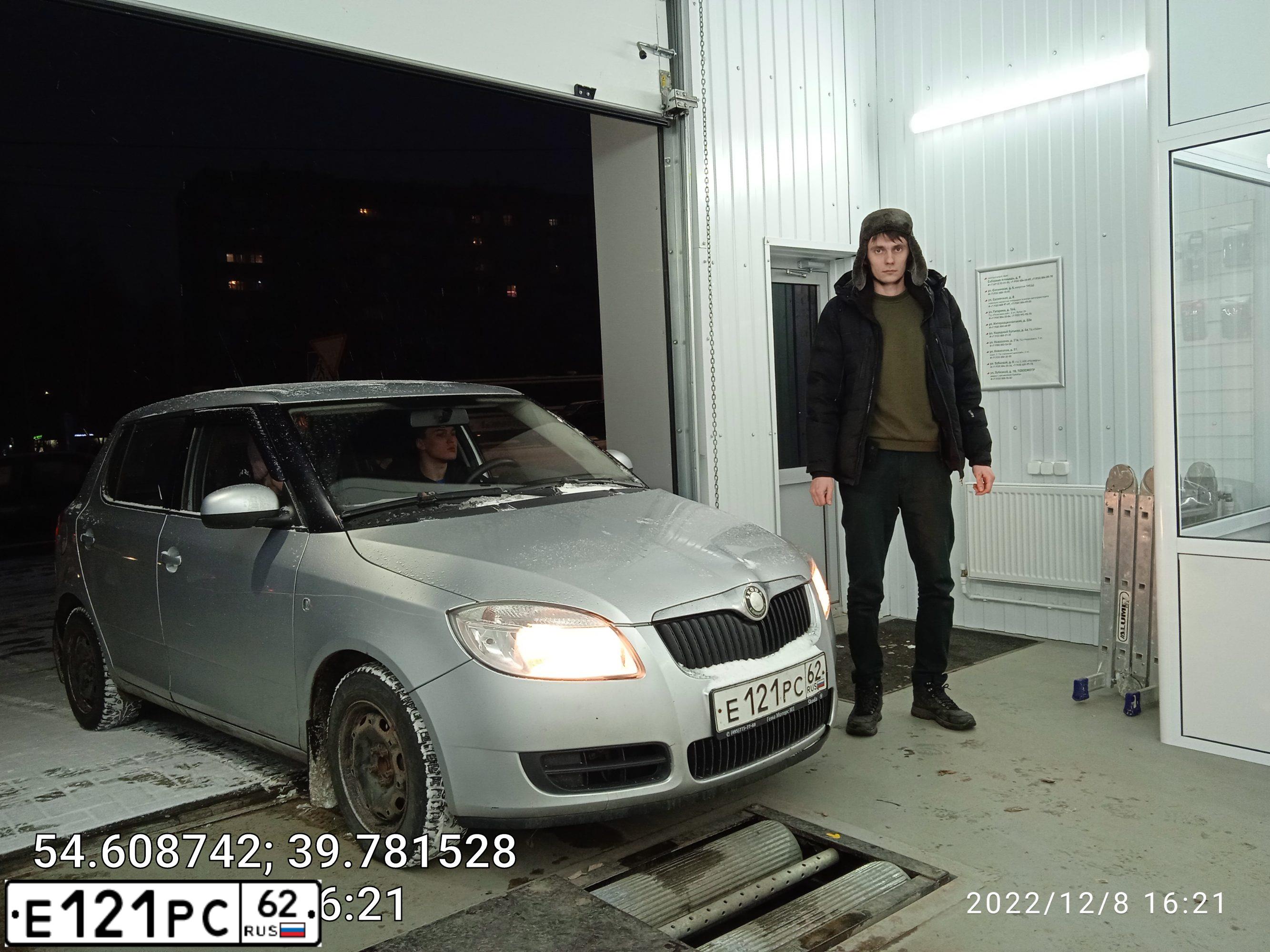 Фото автомобиля SKODA FABIA, 2008 — госномер Е121РС62. Цвет: Серебристый