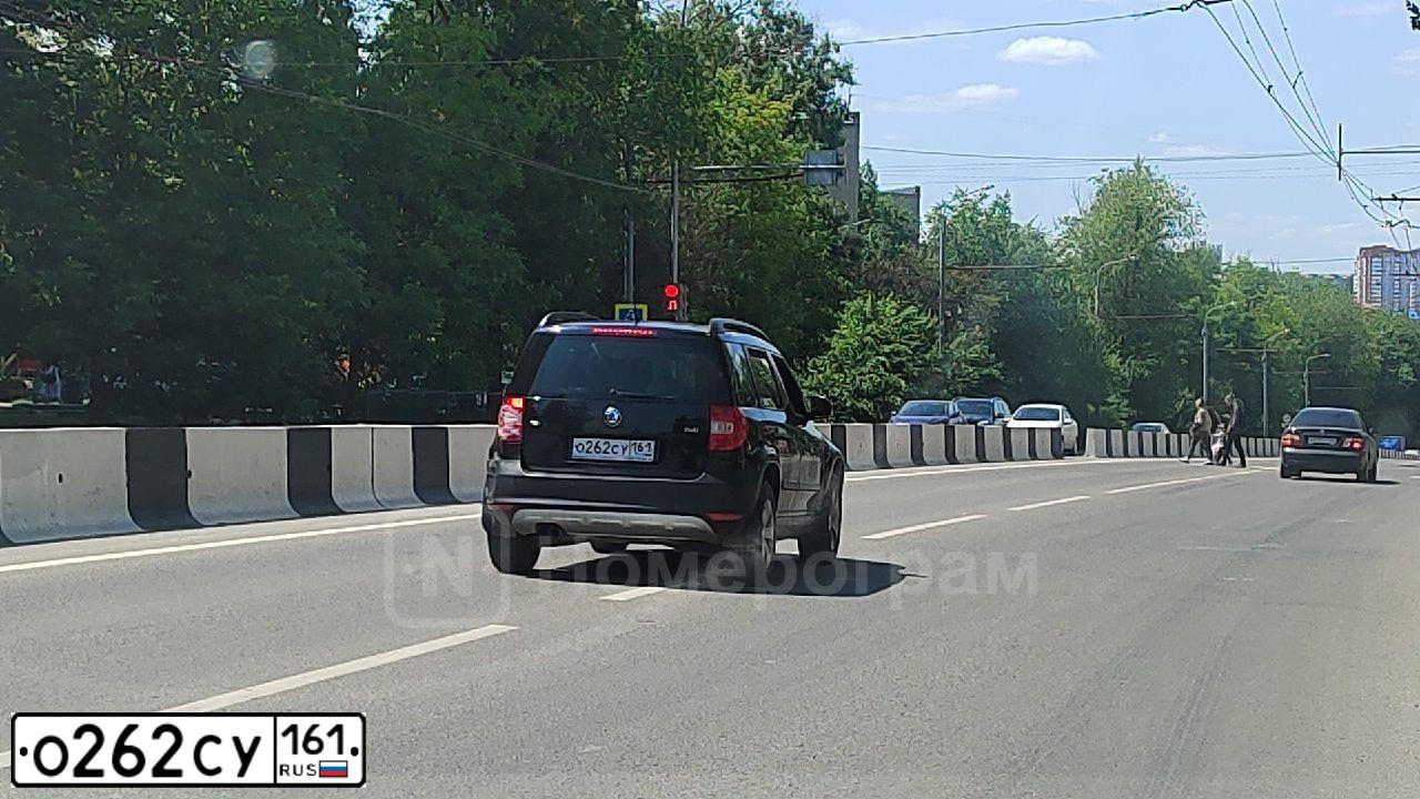 Фото автомобиля SKODA YETI, 2013 — госномер О262СУ161. Цвет: ЧЕРНЫЙ