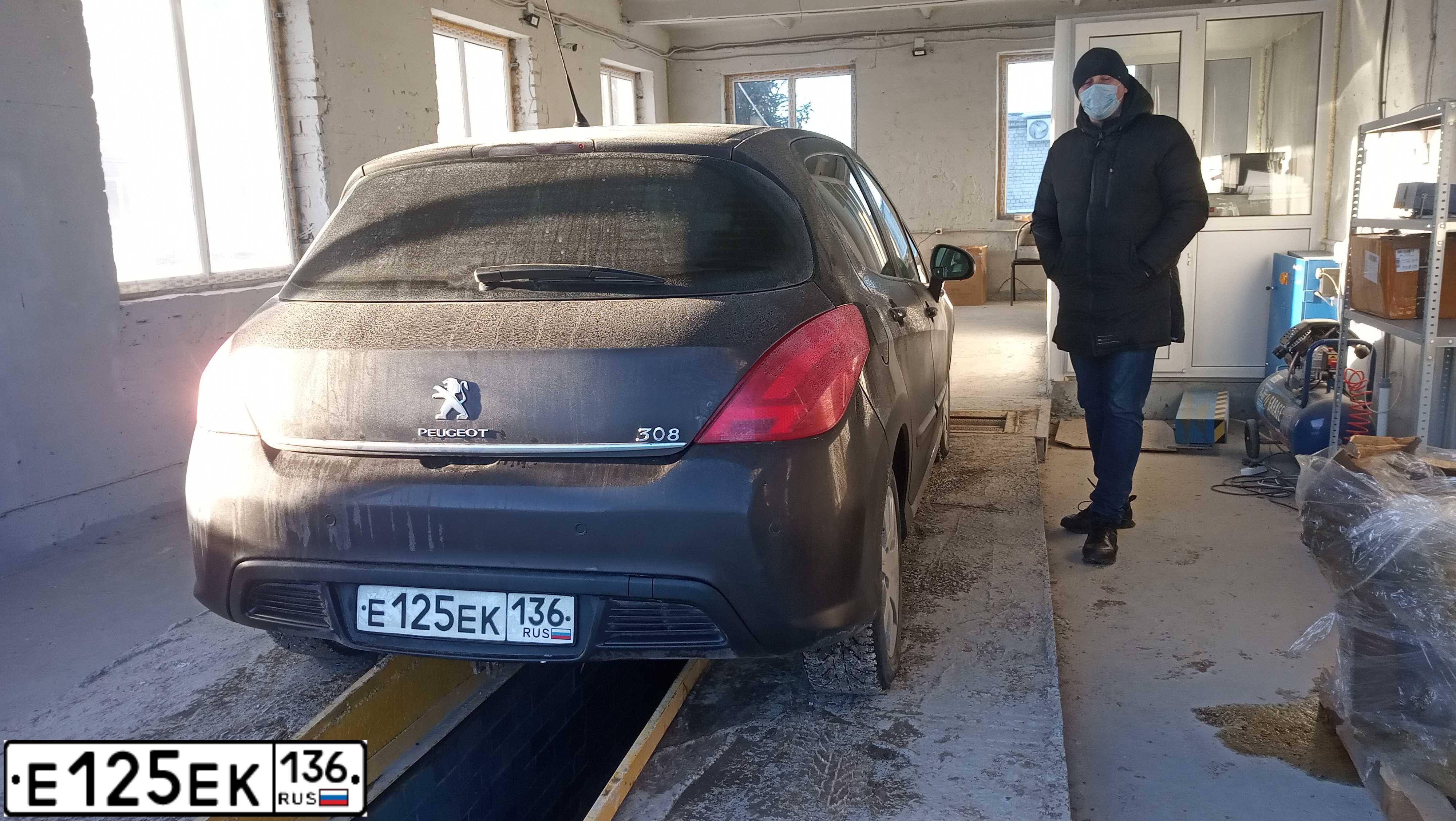 Фото автомобиля PEUGEOT 308, 2012 — госномер В582КЕ136. Цвет: Коричневый