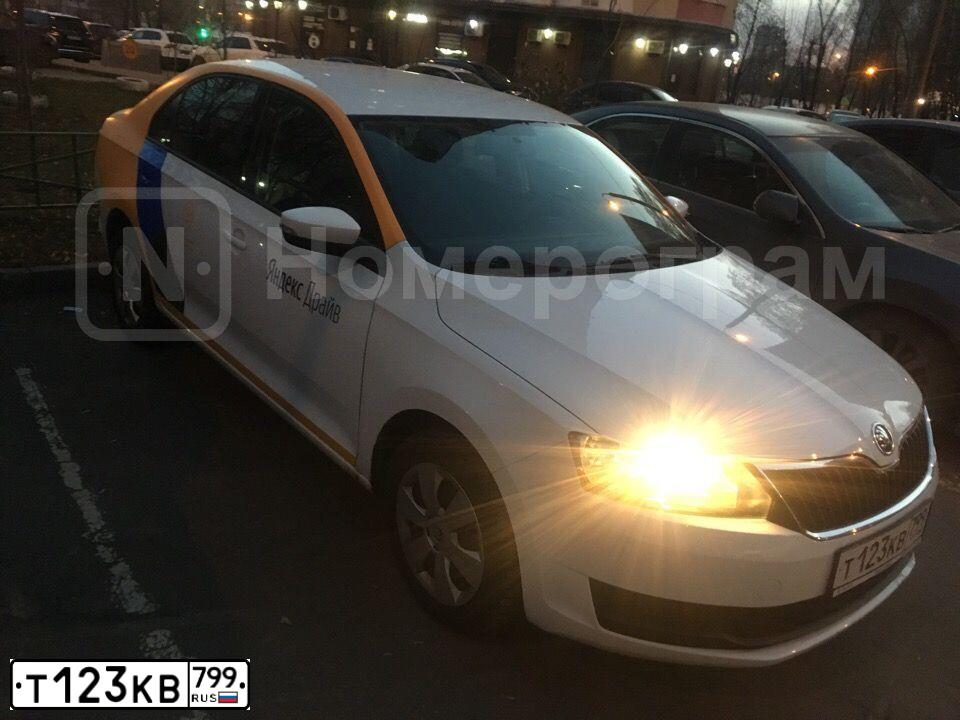 Фото автомобиля SKODA RAPID, 2018 — госномер Е477ВА11. Цвет: Белый