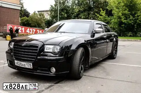 Фото автомобиля CHRYSLER SERIE 300, 2006 — госномер Х828АЕ178. Цвет: ЧЕРНЫЙ