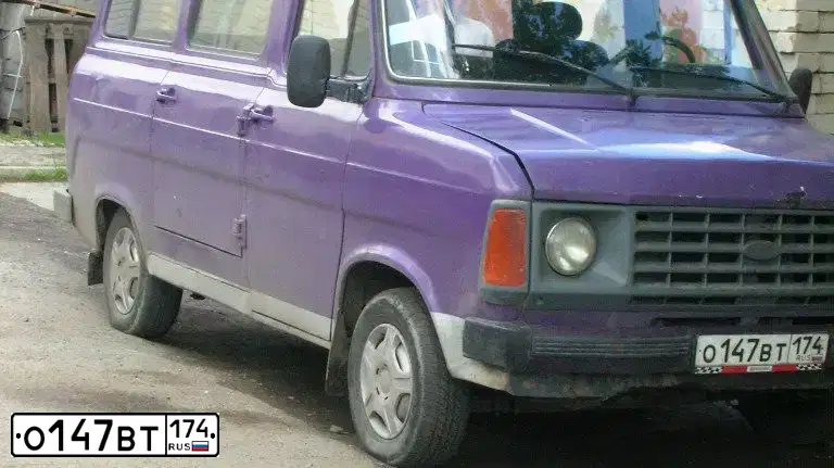Фото автомобиля FORD TRANSIT, 1984 — госномер О147ВТ174. Цвет: ФИОЛЕТОВЫЙ
