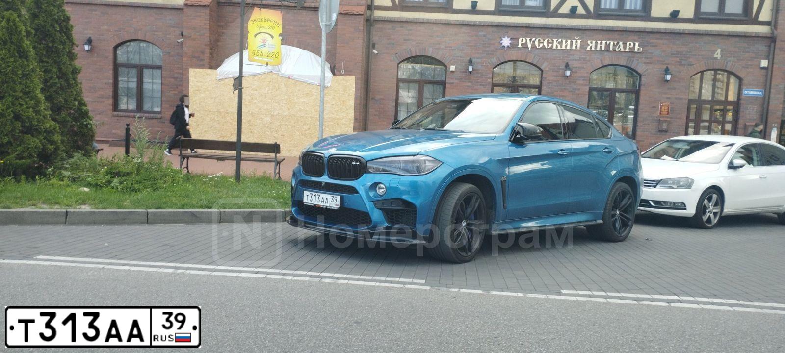 Фото автомобиля BMW X6M, 2017 — госномер Н777МР39. Цвет: голубой