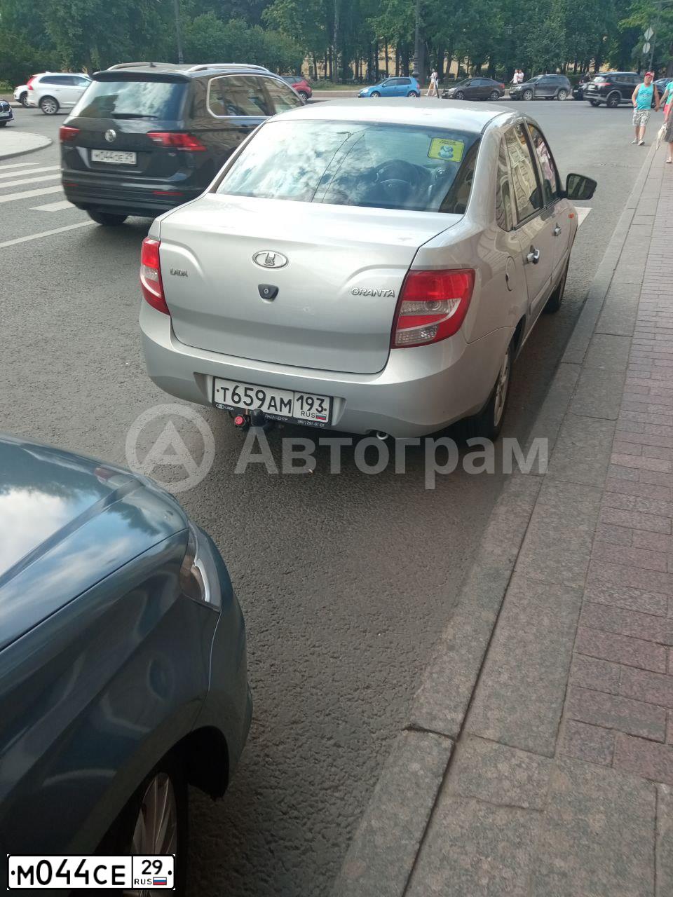 Фото автомобиля LADA LARGUS, 2014 — госномер М044СЕ29. Цвет: СЕРО-БЕЖЕВЫЙ