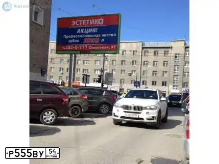 Фото автомобиля BMW X5M, 2020 — госномер Р555ВУ54. Цвет: Белый