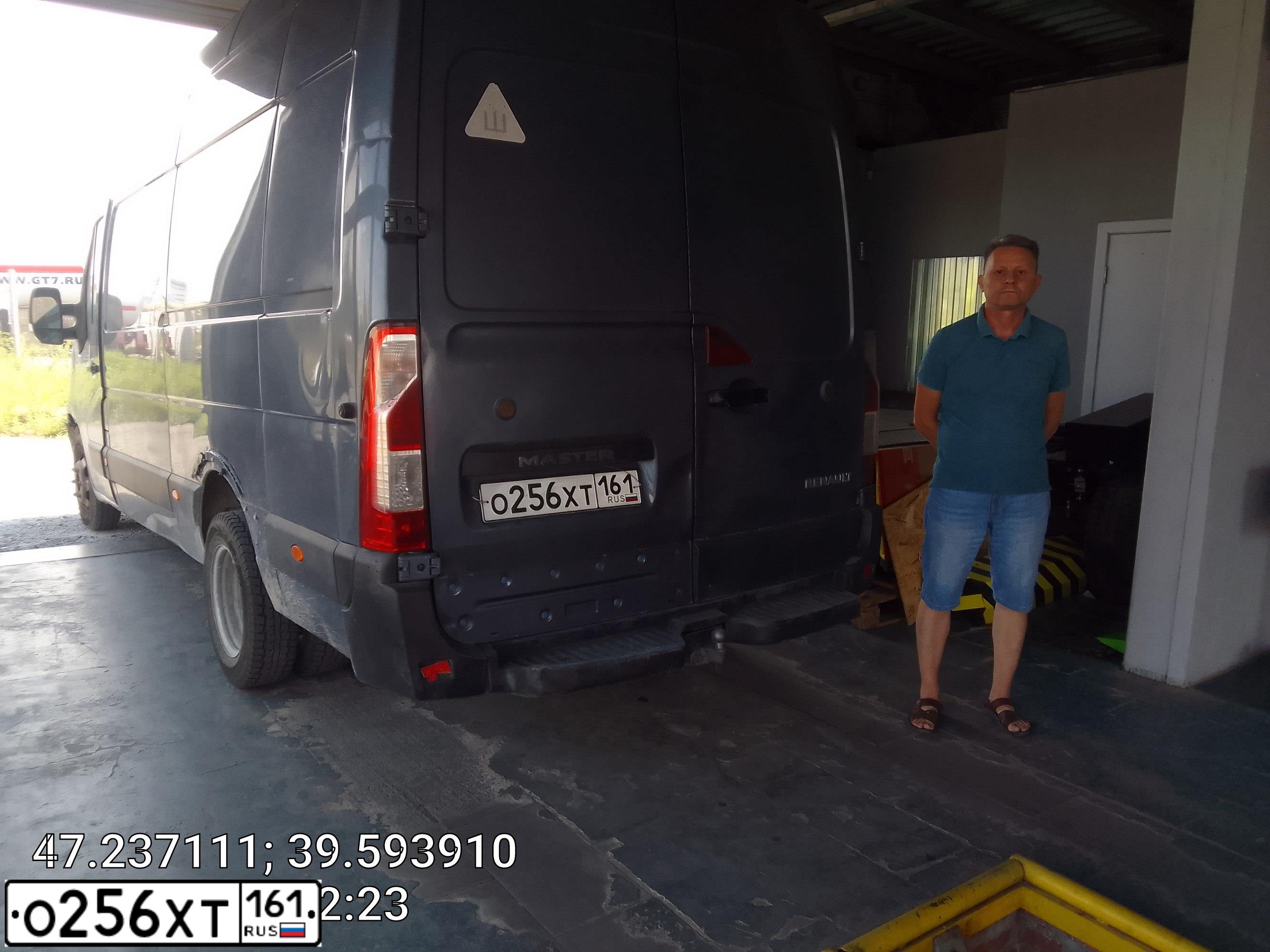 Фото автомобиля RENAULT MASTER, 2017 — госномер О256ХТ161. Цвет: СЕРО-ГОЛУБОЙ