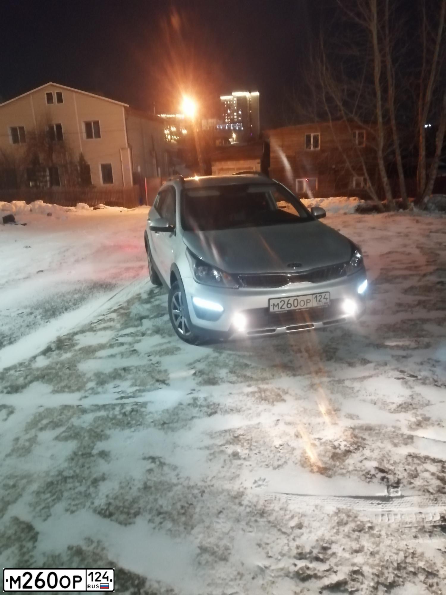 Фото автомобиля KIA RIO, 2019 — госномер М260ОР124. Цвет: Серебристый