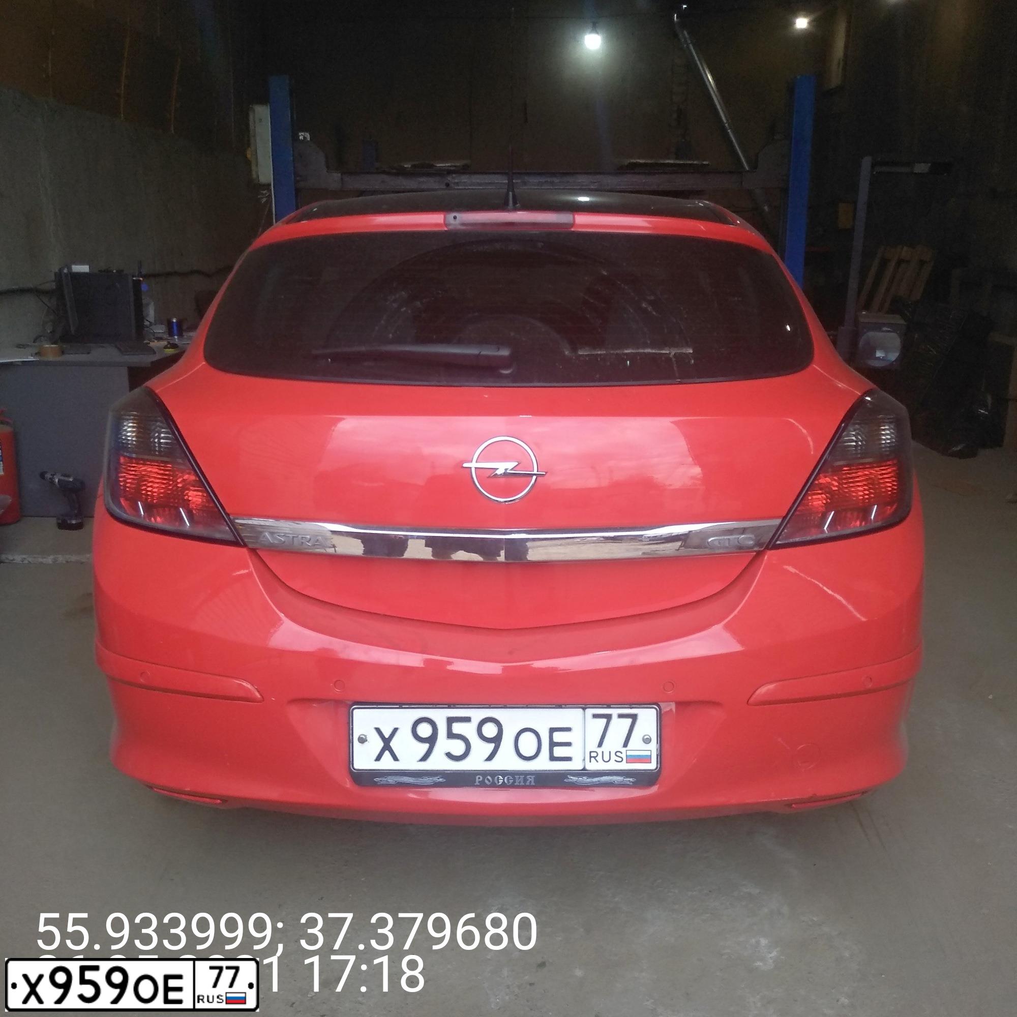 Фото автомобиля OPEL ASTRA, 2010 — госномер Х959ОЕ77. Цвет: Красный