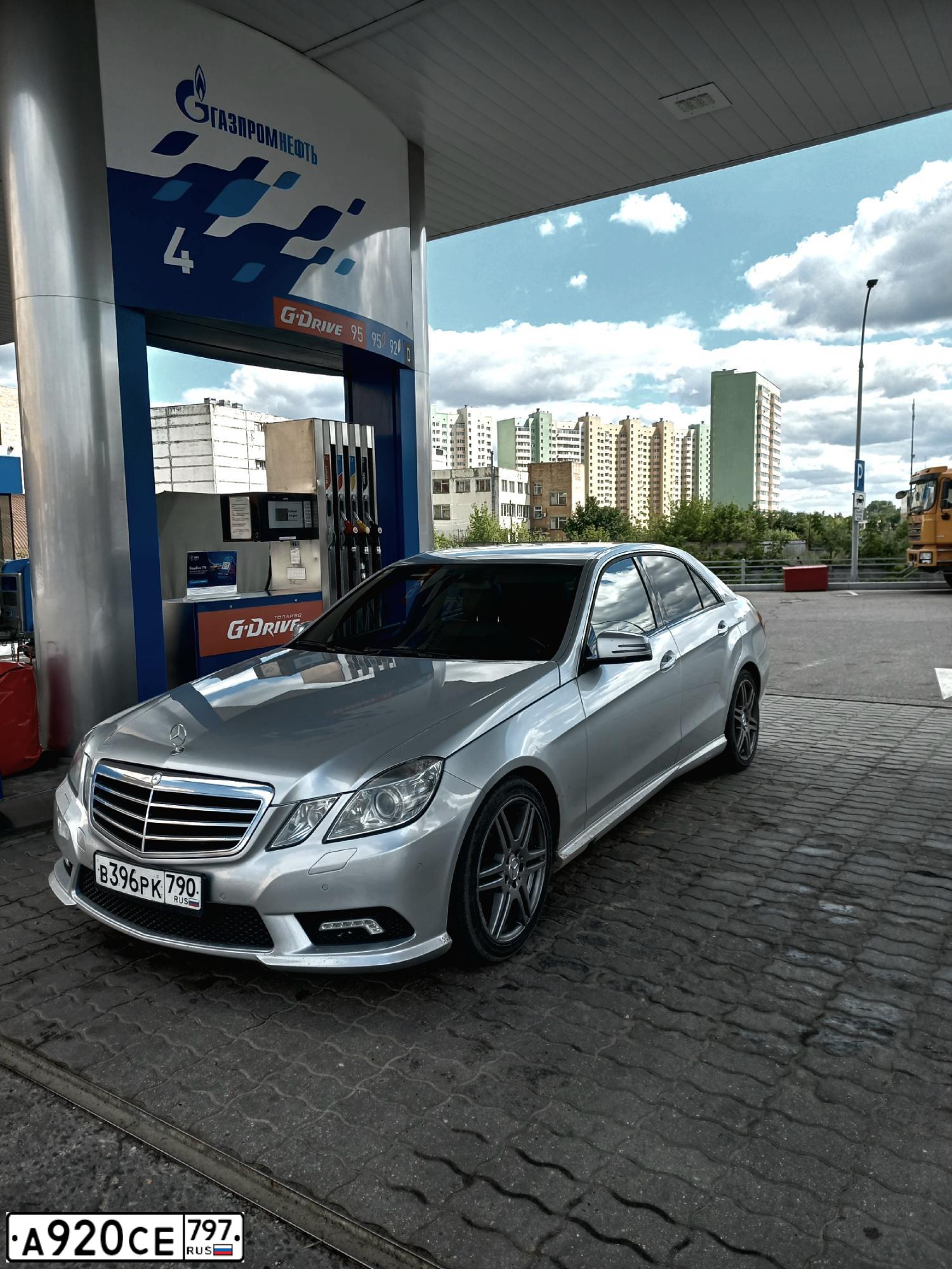 Фото автомобиля MERCEDES-BENZ E200, 2011 — госномер Х090СХ71. Цвет: Серый