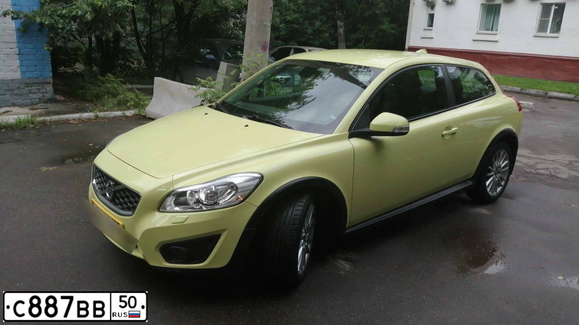 Фото автомобиля VOLVO C30, 2012 — госномер С887ВВ50. Цвет: ЖЁЛТЫЙ