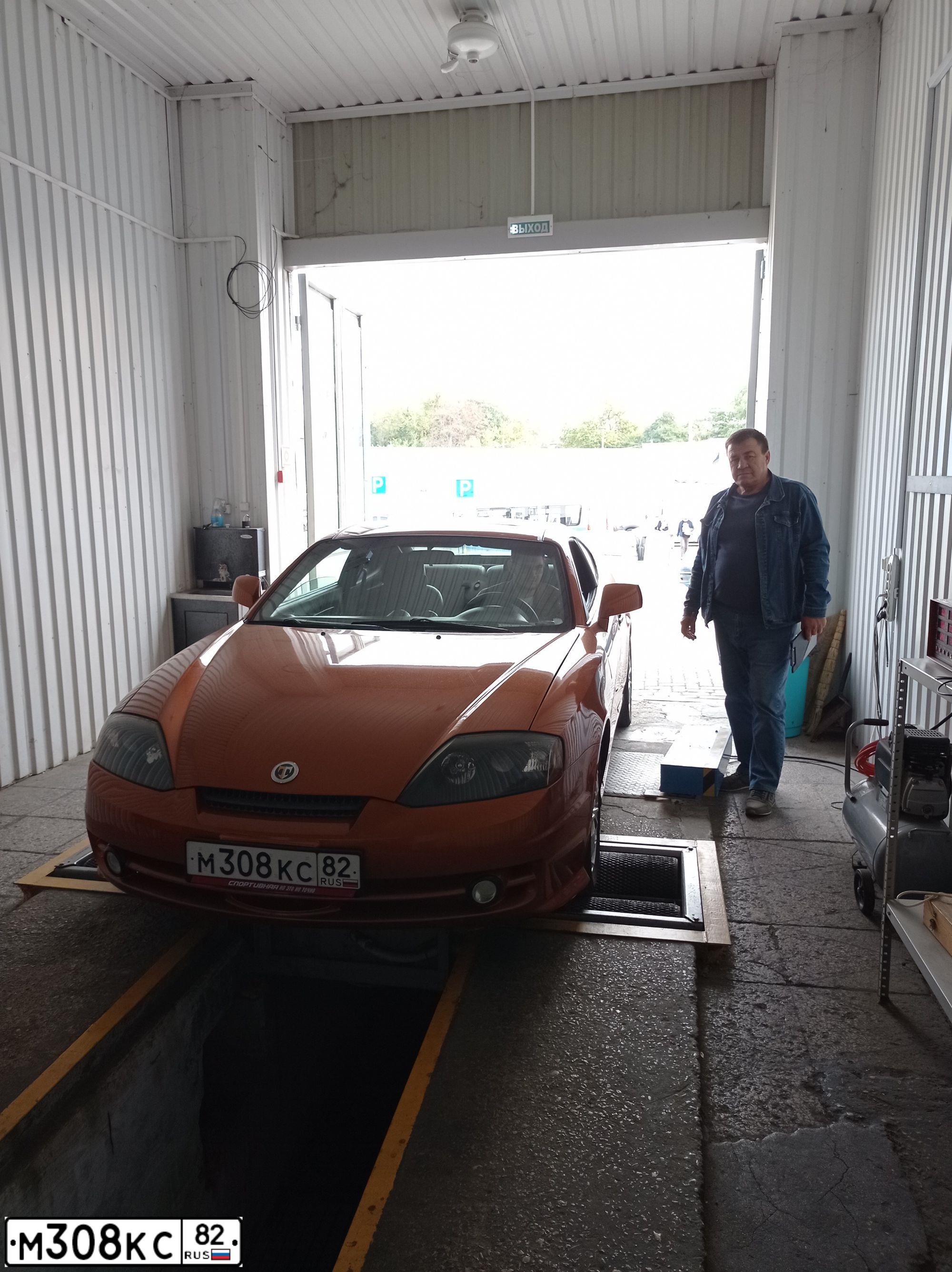 Фото автомобиля HYUNDAI /S-/COUPE / TUSCANI, 2003 — госномер Х309НО761. Цвет: Оранжевый