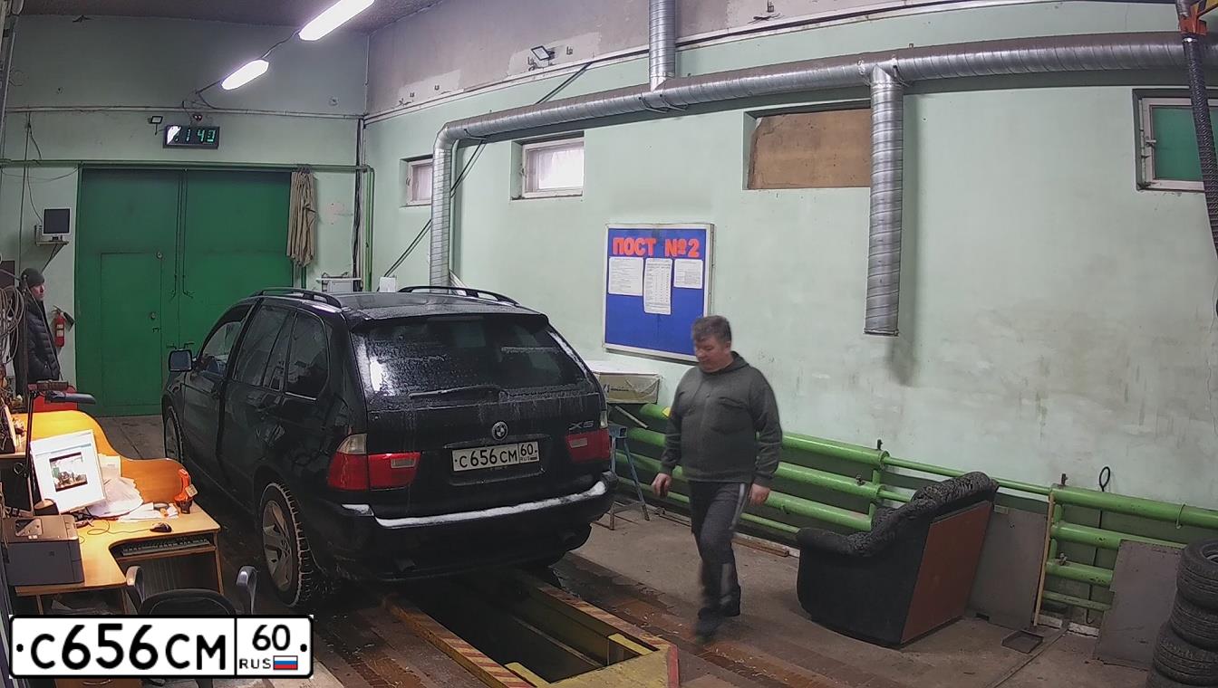 Фото автомобиля BMW X5, 2005 — госномер Е282АВ147. Цвет: ЧЕРНЫЙ