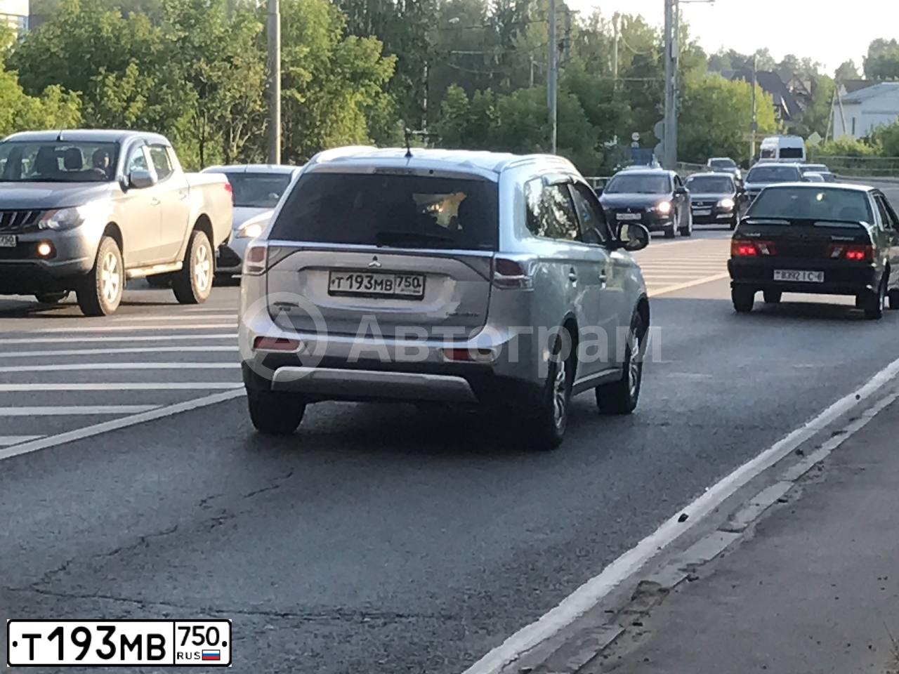 Фото автомобиля MITSUBISHI OUTLANDER, 2014 — госномер В707ХК790. Цвет: СЕРЕБРИСТЫЙ