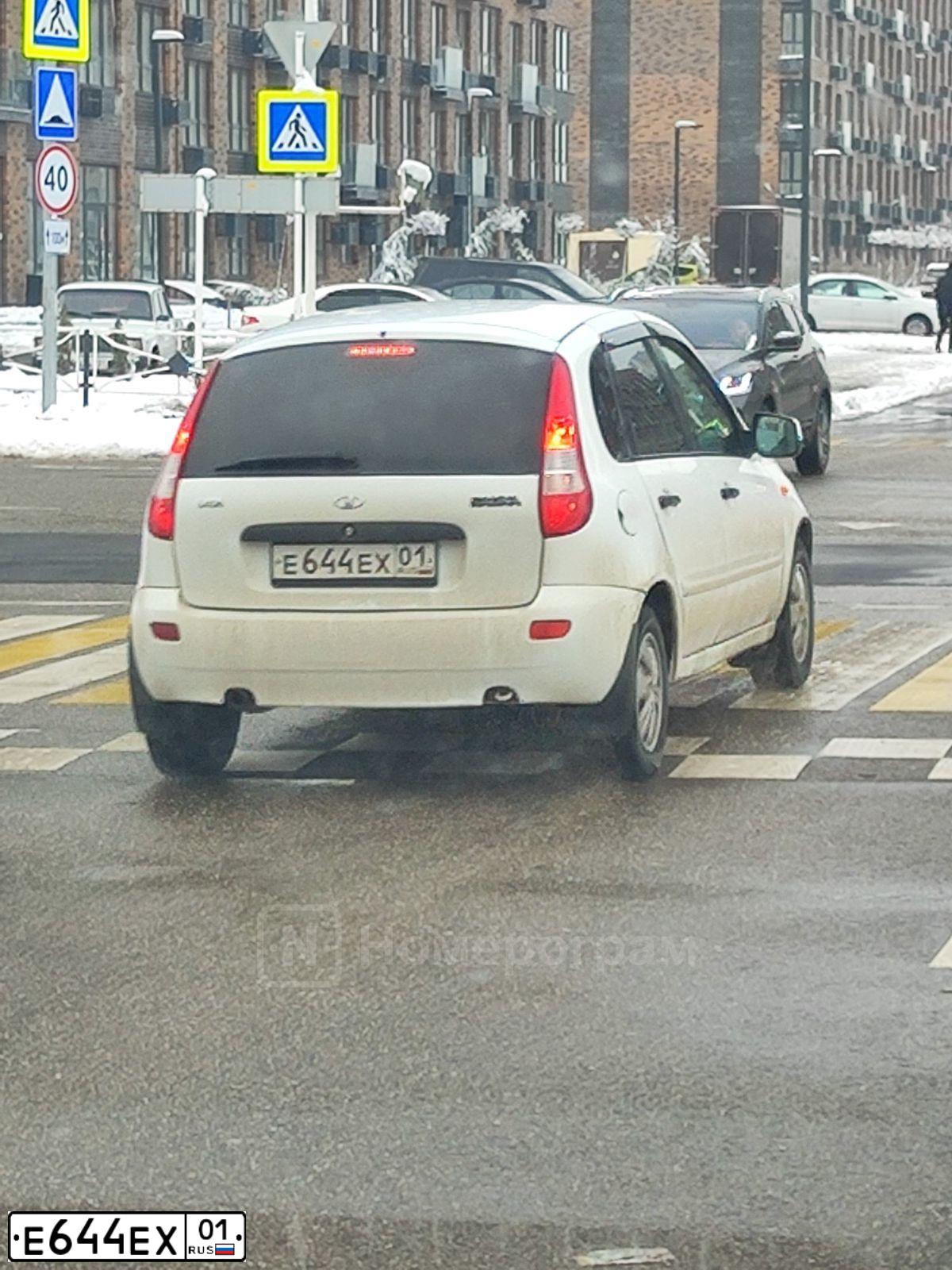 Фото автомобиля LADA 1119 KALINA, 2012 — госномер Е644ЕХ01. Цвет: Белый