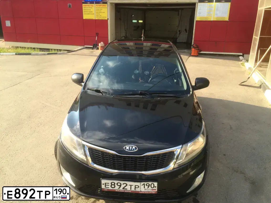Фото автомобиля KIA RIO, 2012 — госномер Е892ТР190. Цвет: ЧЕРНЫЙ