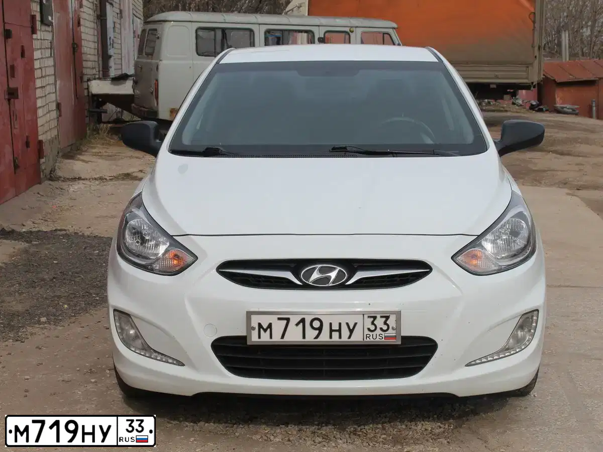 Фото автомобиля HYUNDAI SOLARIS, 2013 — госномер В702ВР252. Цвет: Белый
