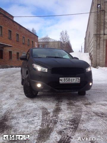 Фото автомобиля NISSAN QASHQAI, 2011 — госномер К858ЕР29. Цвет: ЧЕРНЫЙ