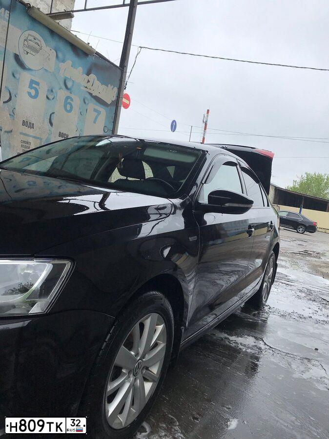 Фото автомобиля VOLKSWAGEN JETTA, 2013 — госномер Р049ЕХ180. Цвет: ЧЕРНЫЙ