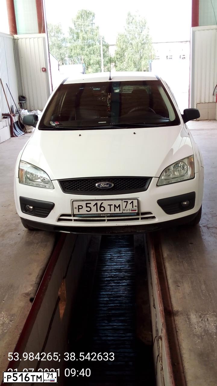 Фото автомобиля FORD FOCUS, 2005 — госномер У323ВМ550. Цвет: Белый