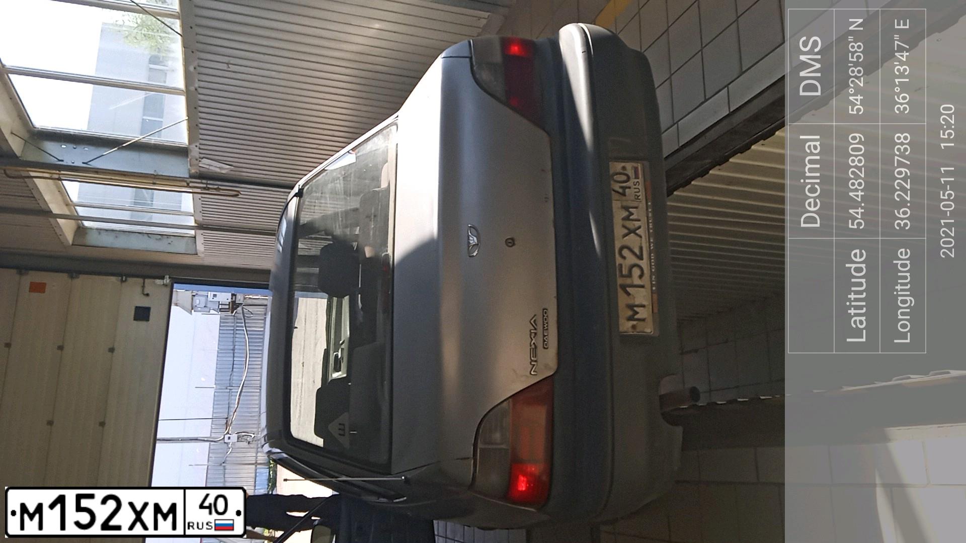 Фото автомобиля DAEWOO NEXIA, 1998 — госномер М152ХМ40. Цвет: БЕЛЫЙ(ПЕРЕЛАМУТРОВО СЕРЫЙ)